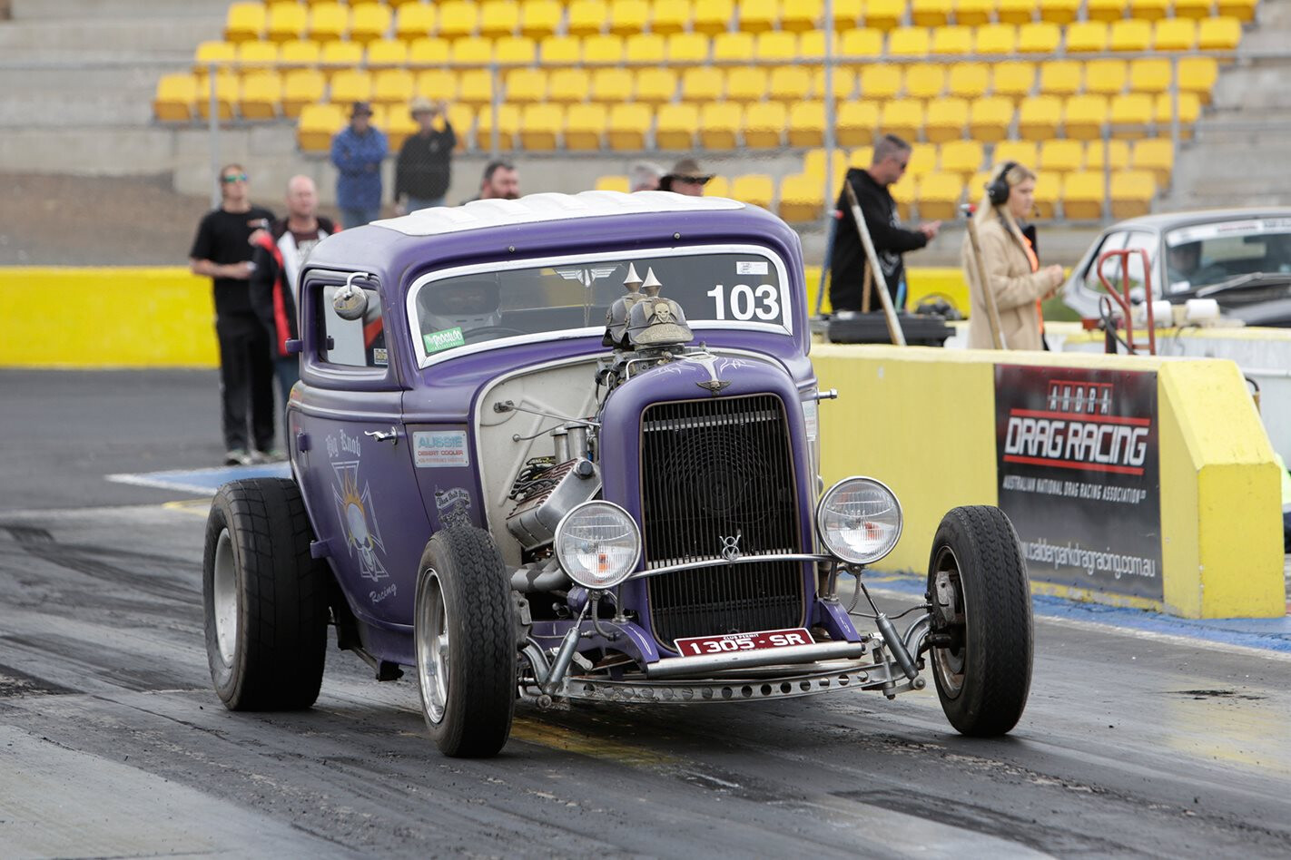 BLOWN HEMI-POWERED ’32 FORD AT DRAG CHALLENGE – VIDEO