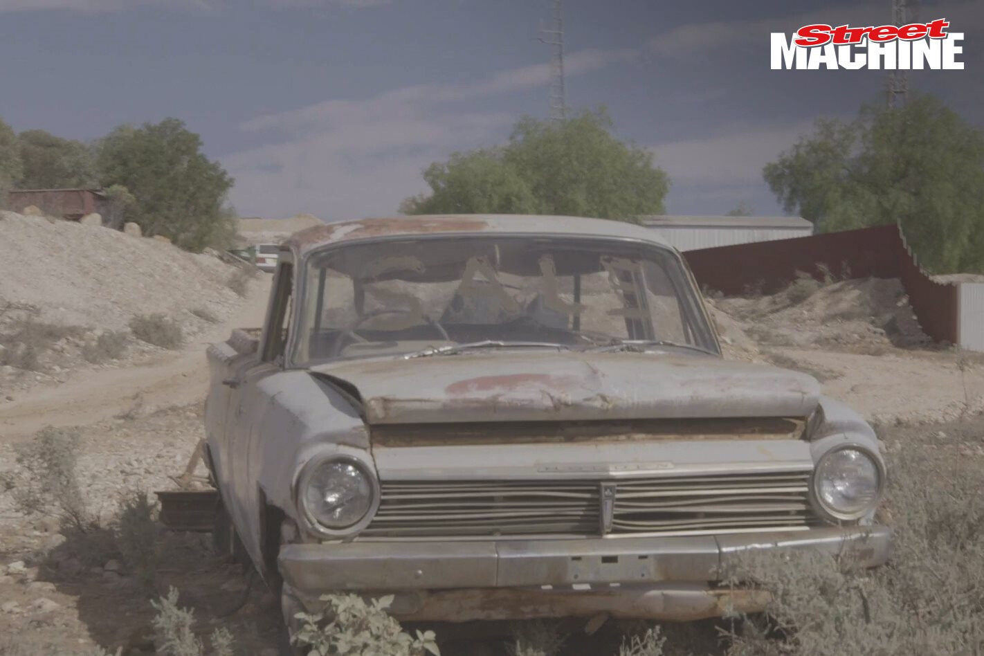Rusty wrecks in White Cliffs – Classic Car Hunter