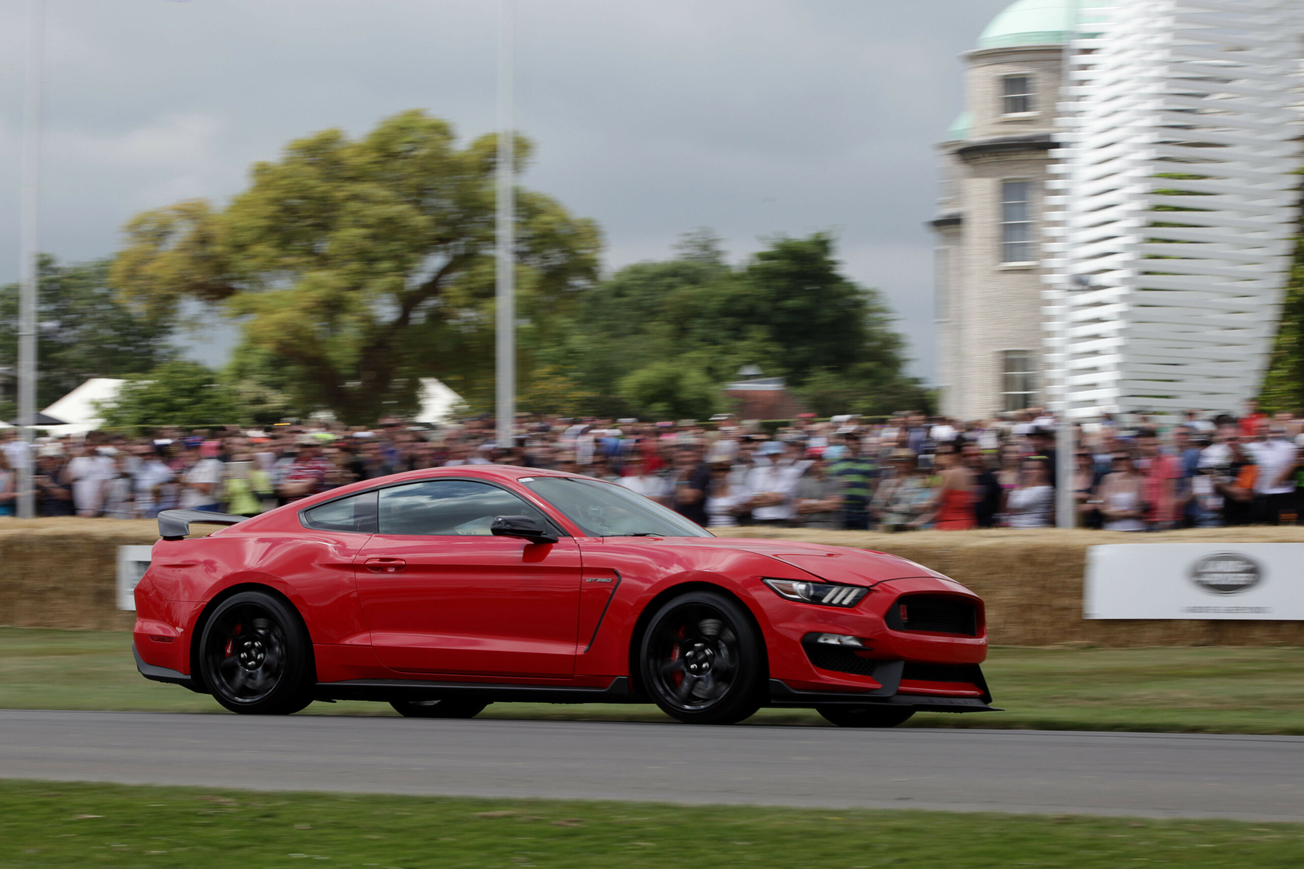 VIDEO: FORD MUSTANG SHELBY GT350R RIPS UP THE GOODWOOD HILLCLIMB