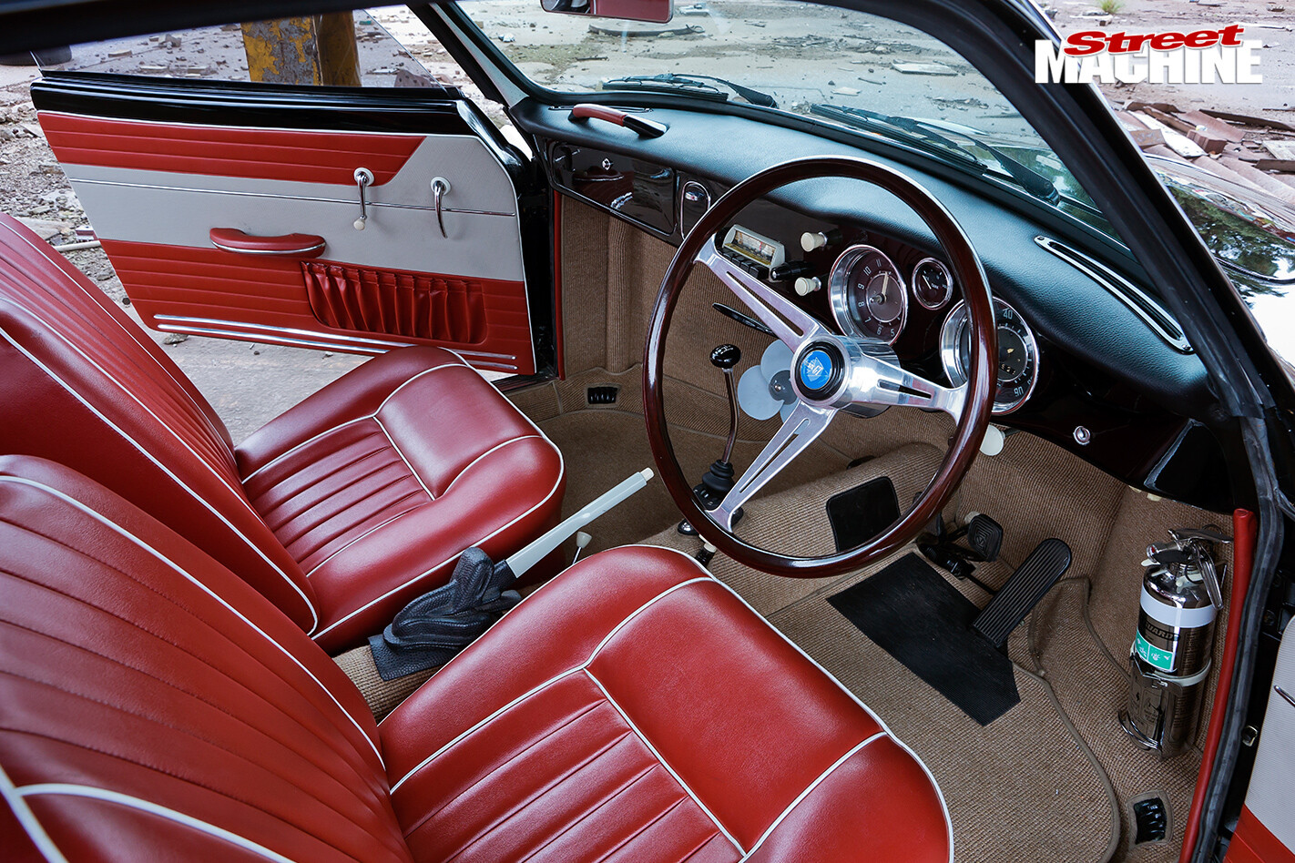 1961-VOLKSWAGEN-KARMANN-GHIA-interior