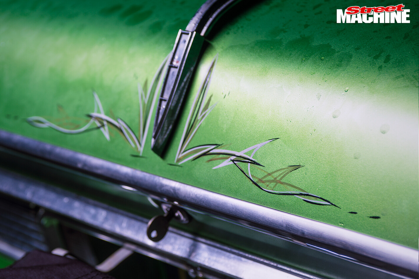 Plymouth -Fury -Green -Fing -bonnet -detail