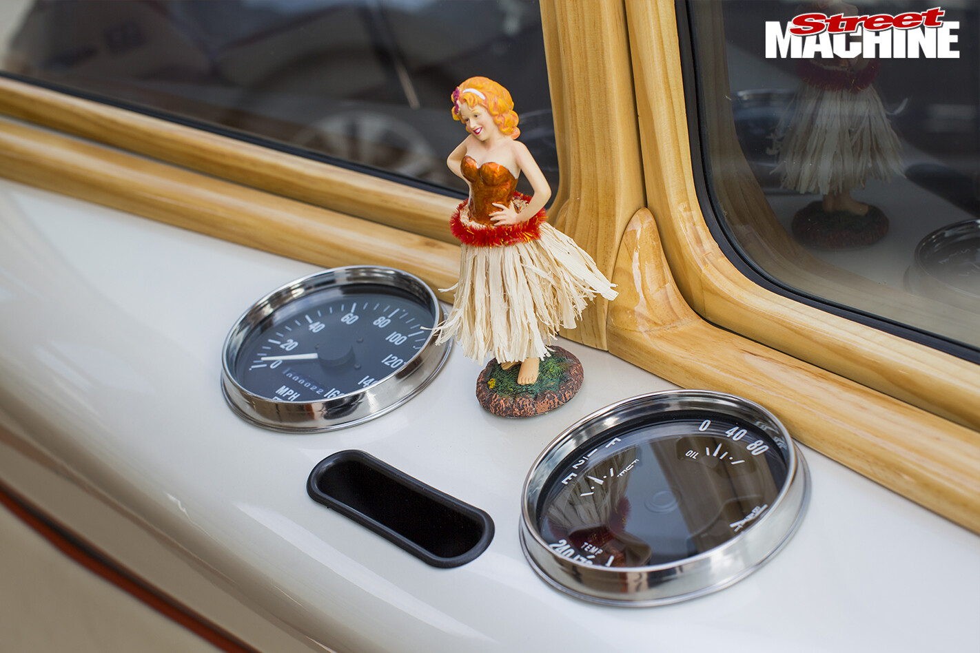 VW-Kombi -dancing -girl-